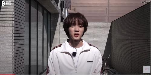 ＢＴＳのＪＩＮ（ＢＡＮＧＴＡＮＴＶの映像より）＝（聯合ニュース）≪転載・転用禁止≫