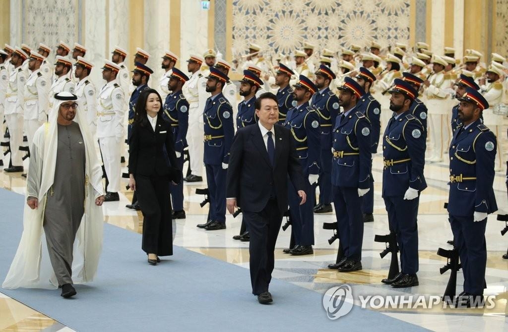 アラブ首長国連邦（ＵＡＥ）を国賓訪問している韓国の尹錫悦（ユン・ソクヨル）大統領（中央）が１５日、首都アブダビの大統領官邸での公式歓迎式で儀仗隊による栄誉礼を受けている＝（聯合ニュース）