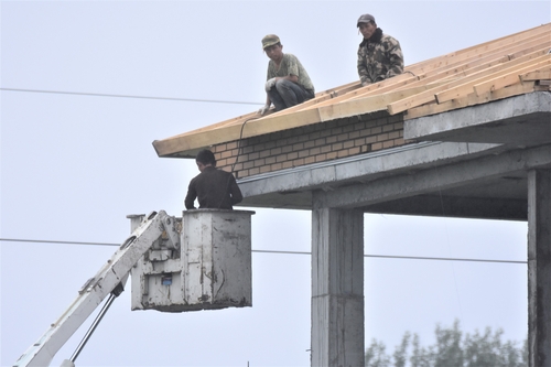 建設現場で働く北朝鮮労働者（カン・ドンワン教授提供）＝（聯合ニュース）≪転載・転用禁止≫