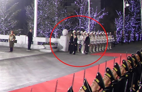 金正恩氏の娘が軍事パレードに出席　北朝鮮メディア「尊敬するお子様」