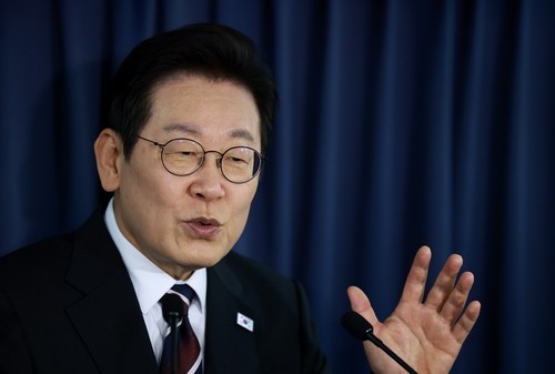 米国に向かう専用機内で記者団の質問に答える李大統領=(聯合ニュース)