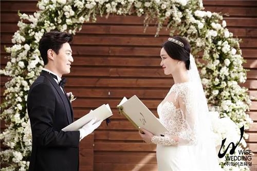 배우 이희준, 모델 이혜정과 결혼식 올려…사진 공개 - 3