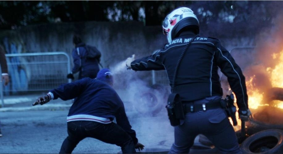경찰이 시위대에 최루가스를 뿌리고 있다[브라질 뉴스포털 UOL]