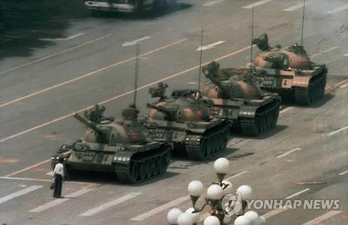 톈안먼광장에 진입하는 탱크 행렬을 맨몸으로 막아선 청년