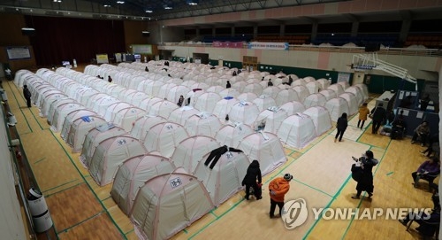 (포항=연합뉴스) 이승형 기자 = 11일 경북 포항 북구에서 규모 4.6 지진이 발생해 이재민이 늘어나자 포항시가 대피소인 흥해체육관에 이재민을 위한 텐트를 추가로 설치해 다시 텐트가 빼곡히 들어차 있다.