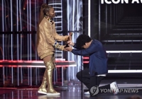 브루노 마스(오른쪽)와 재닛 잭슨 [AP=연합뉴스] 