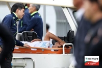 19일 프로축구 경남전에서 부상을 당해 들것에 실려 나오는 이근호
