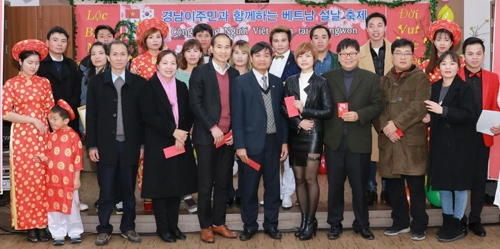 이주민센터서 명절 행사 치르는 서나래(오른쪽 두 번째)씨 이주민센터서 명절 행사 치르는 서나래(오른쪽 두 번째)씨