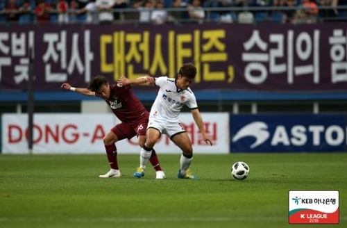 지난 6월 3일 양 팀 맞대결에서 몸싸움을 벌이는 프로축구 K리그2 대전시티즌 박수일(왼쪽)과 광주FC 두현석. [한국프로축구연맹 제공]