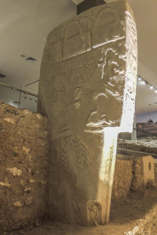 신석기 유적지인 '괴벨클리 테페'에서 발굴된 석조조각 