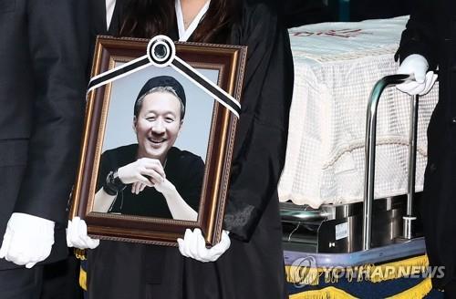 빈소 떠나는 전태관의 영정