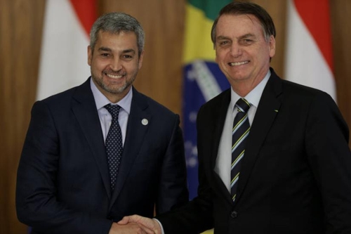 자이르 보우소나루 브라질 대통령(오른쪽)과 마리오 압도 베니테스 파라과이 대통령이 12일(현지시간) 브라질리아에서 정상회담을 했다. [브라질 뉴스포털 UOL]