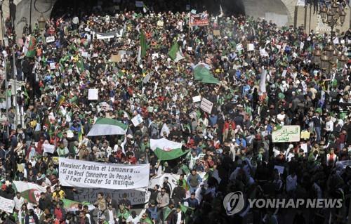 "꼼수 대통령 물러나라"…알제리서 수십만명 시위