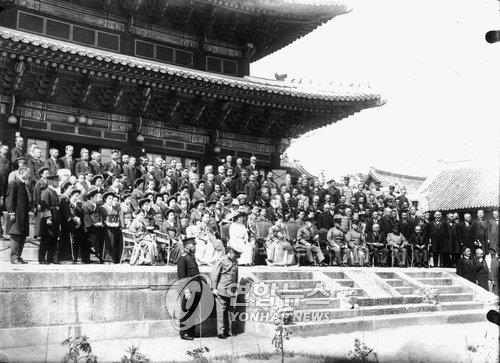 1922년 고국을 방문한 영친왕 부부가 일본으로 돌아가기 전에 창덕궁 인정전 앞에서 왕실 및 총독부 관계자들과 기념촬영을 하고 있다. [국립중앙박물관 제공]