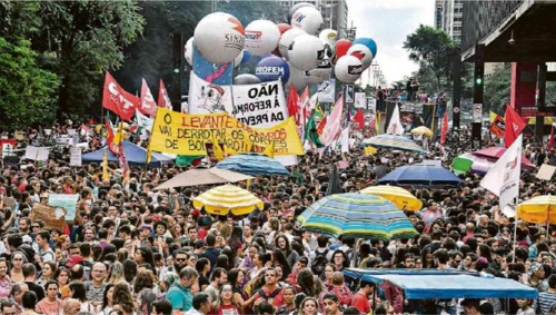 지난 15일(현지시간) 상파울루 시에서 벌어진 교육예산 삭감 반대 시위 [브라질 뉴스포털 UOL]