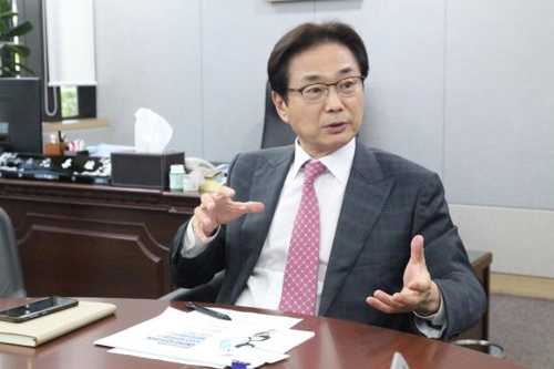 (서울=연합뉴스) 지난달 29일 서울 서초구 방배동 한국제약바이오협회 회관에서 원희목 회장이 연합뉴스와 인터뷰를 갖고 국내 제약바이오 산업에 대한 의견을 전하고 있다. 2019.06.05. [한국제약바이오협회 제공]