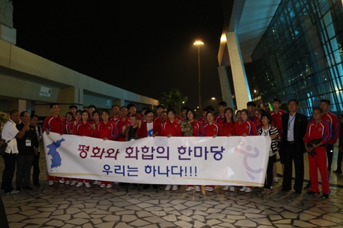 '아시안피스컵' 남북 배구선수단, 인도네시아 나란히 입국