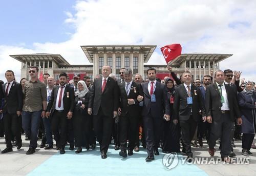 쿠데타 희생자 가족과 함께 한 에르도안(가운데) 터키 대통령