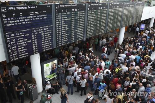 길 잃은 승객 1명으로 인해 27일 큰 혼란이 빚어진 독일 뮌헨공항 / AP-연합뉴스