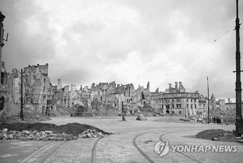 2차대전 당시 독일군의 파괴로 폐허가 된 바르샤바 [AP=연합뉴스 자료사진] 