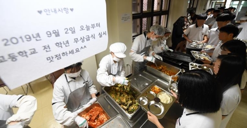 경기 고교 무상급식 시행 첫날인 2일 오후 수원시 한 고등학교에서 학생들이 배식 중인 모습. [기호일보 제공. 재판매 및 DB금지]