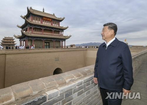 지나달 20일 간쑤성의 만리장성 성벽 오른 시진핑 주석 
