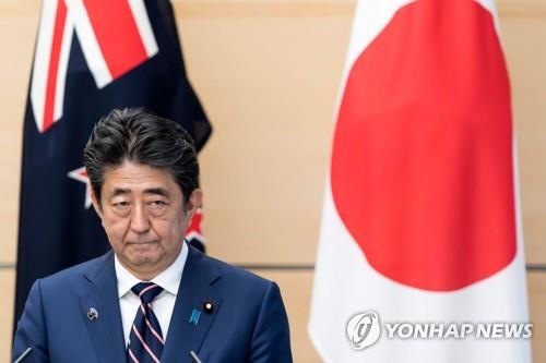 19일 일본 도쿄에서 저신다 아던 뉴질랜드 총리와 공동기자회견을 하는 아베 신조 일본 총리[AFP=연합뉴스]