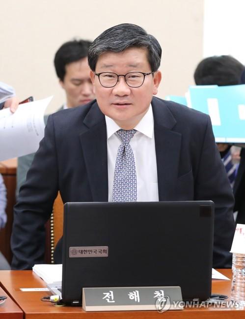 국감 참석하는 전해철 의원
