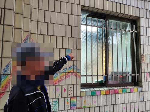 23일 오후 청주시 흥덕구 구 복대파출소 건물에서 박씨가 강압 수사를 받은 장소를 가리키고 있다. / 연합뉴스