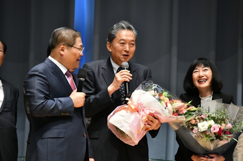 하토야마 전 총리 "아베는 절반만 맞아··· 틀린 절반 생각해야"