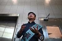 조슈아 웡 "홍콩독립 주장 안해…지방선거 후보자격 빨리 달라"