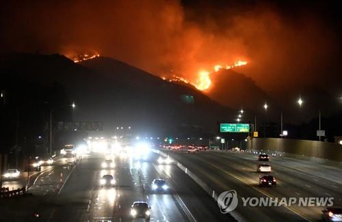 고속도로 서쪽으로 번지는 산불 