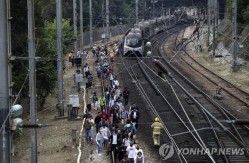 홍콩 시위대의 지하철 운행 방해로 차량에서 내려 선로 위를 걷는 승객들