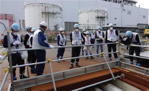 (후쿠시마=연합뉴스) 일본 후생노동성과 원자력안전연구협회가 지난 13일 주관한 후쿠시마 제1원전 시찰 프로그램 참가자들이 4호기 주변에 설치된 '동토벽'을 둘러보고 있다. (사진=NSRA) 