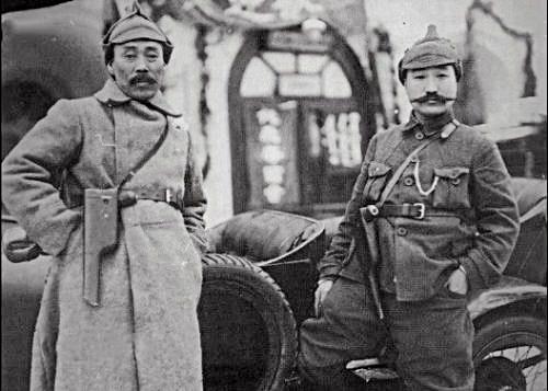 1922년 1월 모스크바 극동민족대회에 참석한 홍범도 장군(왼쪽)과 최진동 장군이 레닌에게서 선물 받은 권총을 차고 기념촬영을 하고 있다. [반병률 교수 제공] 