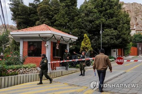 멕시코대사관저가 있는 라파스 주거지역 입구 경비하는 볼리비아 경찰