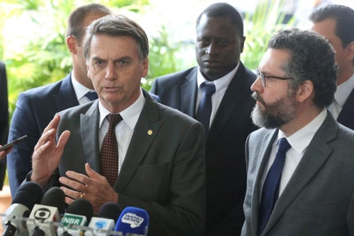 브라질의 보우소나루 대통령(왼쪽)과 에르네스투 아라우주 외교부 장관 [국영 뉴스통신 아젠시아 브라질]