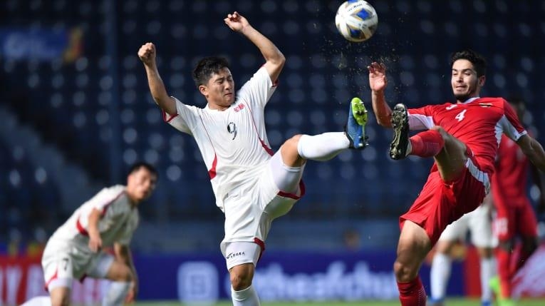 북한과 요르단 선수들이 공을 다투고 있다