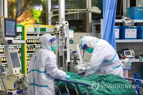 신종코로나 환자 치료하는 중국 의료진