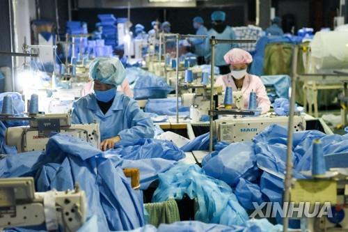 중국 신장의 한 공장에서 마스크와 가운 등을 생산하는 모습