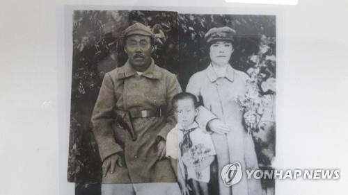 홍범도 장군(왼쪽)과 새 아내 이인복·그녀의 손녀