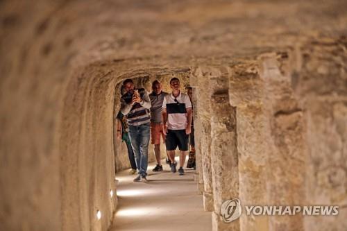 5일(현지시간) 이집트 사카라 유적지에서 조세르 피라미드의 내부를 둘러보는 관광객들[AFP=연합뉴스]