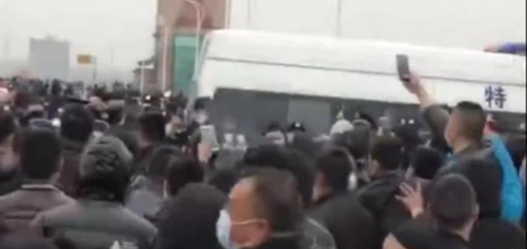 교통 통제에 분노한 후베이성 주민들이 경찰 차량을 밀어붙이는 모습