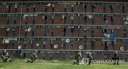 28일 남아공 군인들이 봉쇄령이 내려진 요하네스버그 동부 인구밀집지 앞에 진 치고있다 [AP=연합뉴스]