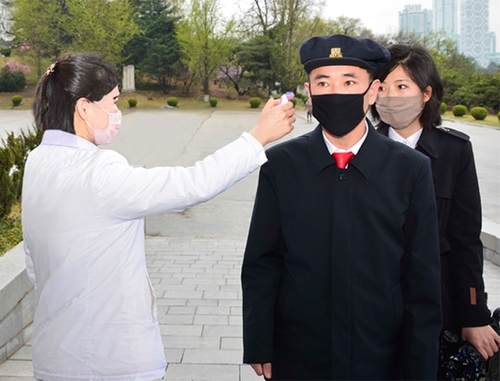북한, 코로나19 소강 속 '단계적 개학'…고3·대학생 등교 시작