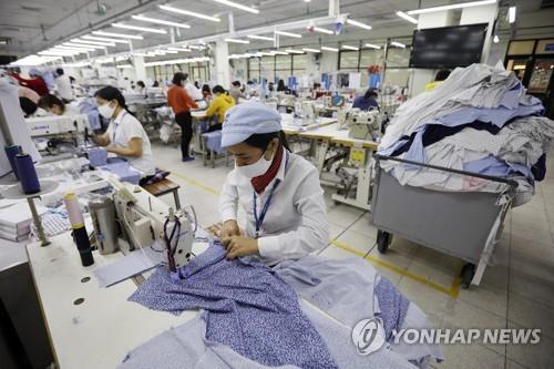 베트남 섬유 공장에서 근로자들이 일하는 모습. 2020.2.7