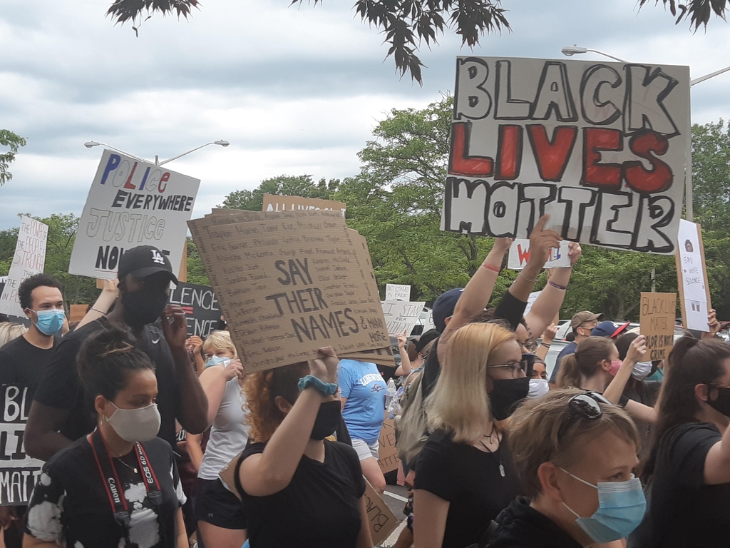 미 버지니아 센터빌에서 열린 인종차별 반대 시위