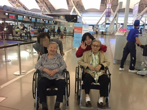 더불어민주당 윤미향 의원(오른쪽 뒷편)과 A 소장(왼쪽 뒷편)이 위안부 피해자 할머니들과 함께 사진 촬영한 모습[윤미향 의원 페이스북]