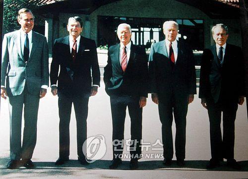 왼쪽부터 아버지 부시, 레이건, 카터, 닉슨, 포드 전 대통령 