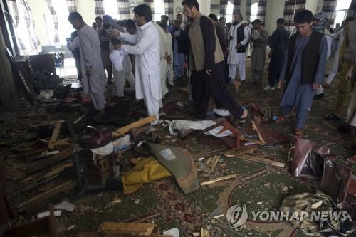 12일 카불의 모스크에서 발생한 테러 현장